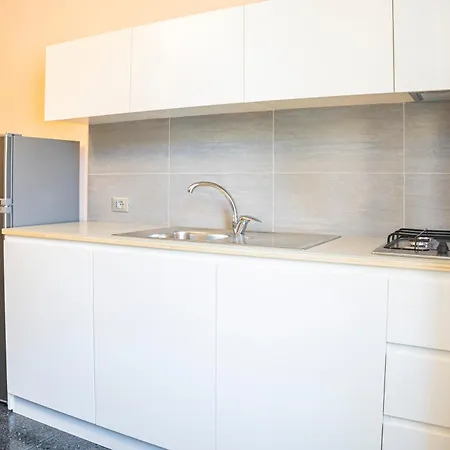 Apartment 050 - Genny Lauro *